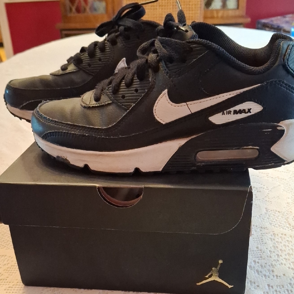 Nike Kids Black and White Sneakers - Picture 2 of 5